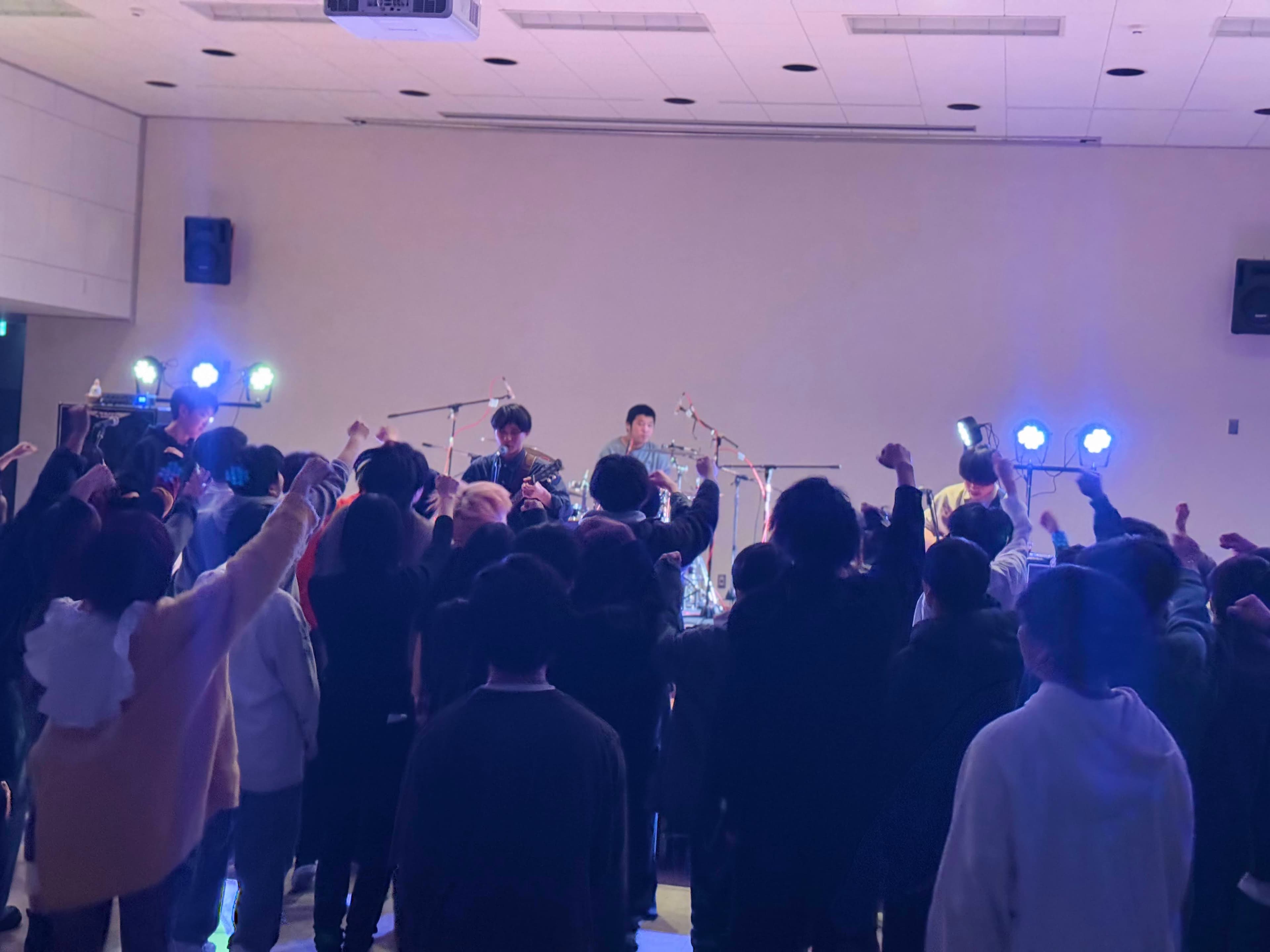 部員がステージでライブ演奏をしている様子